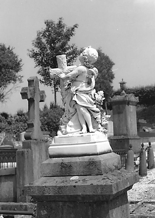 Statuette du tombeau d'Emilie Cochet : Ange étreignant une croix