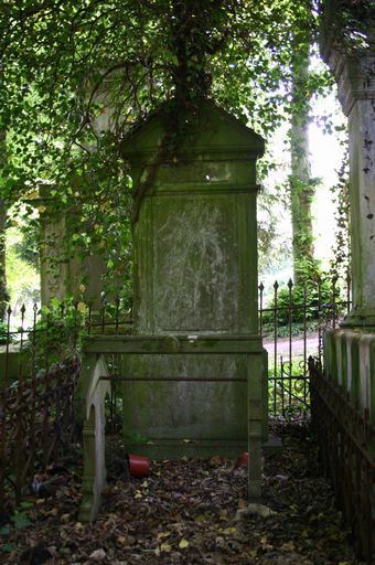 Tombeau (stèle funéraire) de la famille Chivot-Lucas