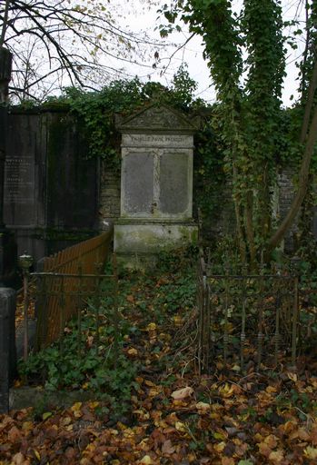 Tombeau (stèle funéraire) de la famille Pavie-Fresson