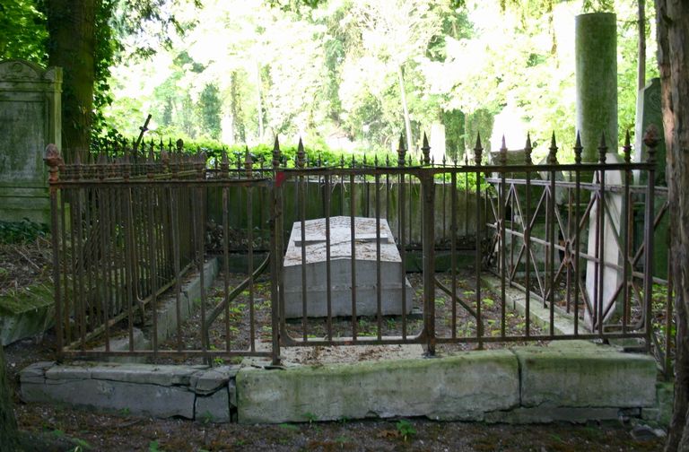 Tombeau (sarcophage) des familles Lemerchier de Gonnelieu-Gaudefroy de Roisel et Génin et enclos funéraire Desprez