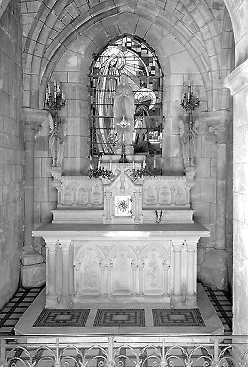 Autel secondaire de la Vierge de Lourdes (autel, tabernacle, retable architecturé, trois statues lampadophores)