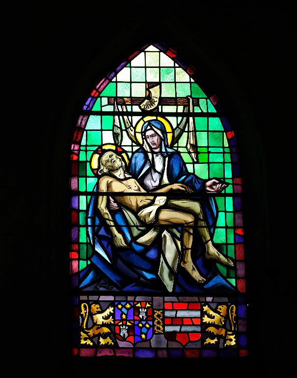 Verrière figurée de la chapelle Douville de Franssu : Vierge de Pitié
