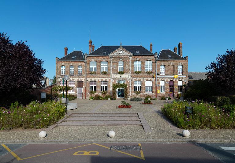 Ancienne école primaire de garçons, actuellement mairie et poste de Saint-Ouen