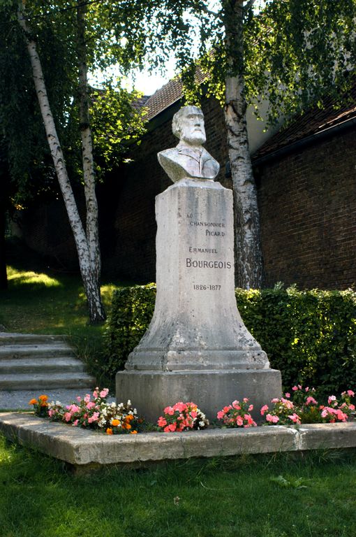 Monument à la mémoire du chansonnier picard Emmanuel Bourgeois