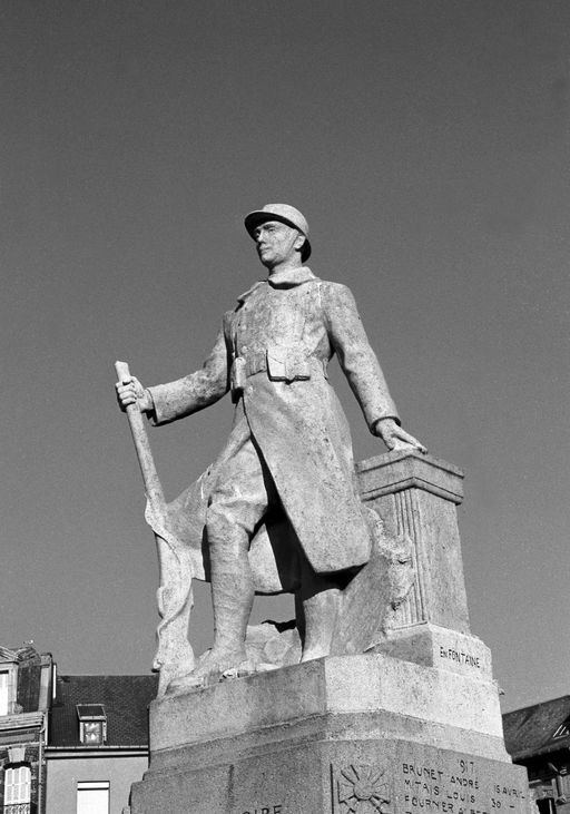 Statue (figure colossale) : Poilu écrasant l'aigle germanique