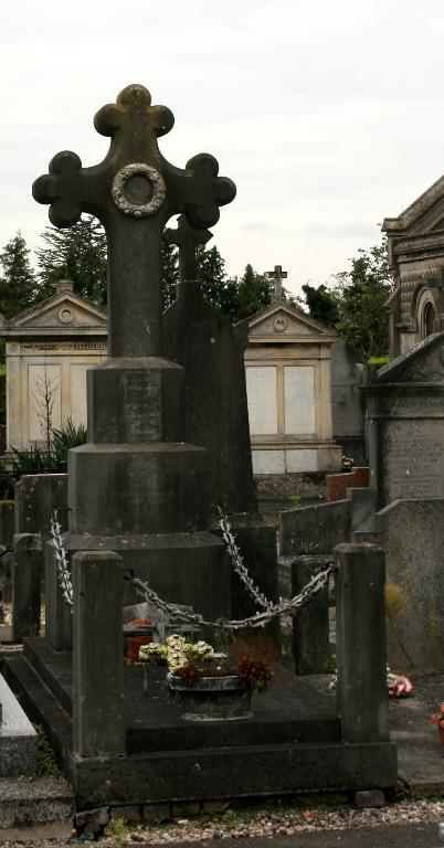 Tombeau (croix funéraire) de la famille de Ste Aldegonde-Brasseur