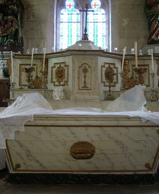 Ensemble du maître-autel (autel tombeau, degré et gradin d'autel, tabernacle à ailes), de style néoclassique