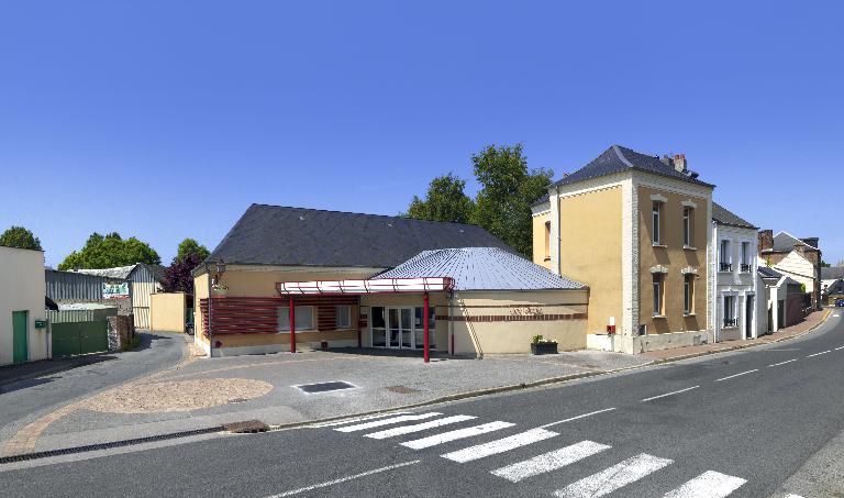 Ancienne école primaire mixte et mairie, devenue école de filles de Fressenneville (actuelle garderie d'enfants dite Nid d'ange)