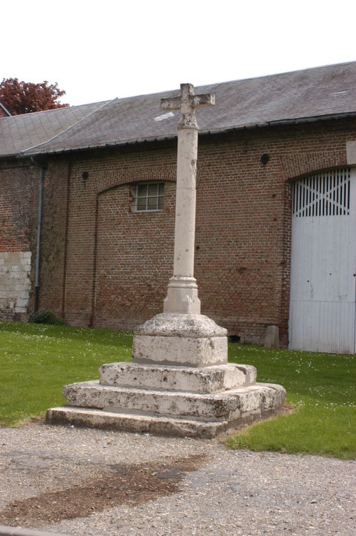 Croix monumentale à Saint-Fuscien