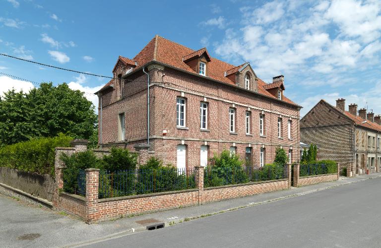 Ancienne maison de directeur de l'usine Saint Frères des Moulins-Bleus, puis garderie d'enfants, dite crèche Saint Frères des Moulins-Bleus