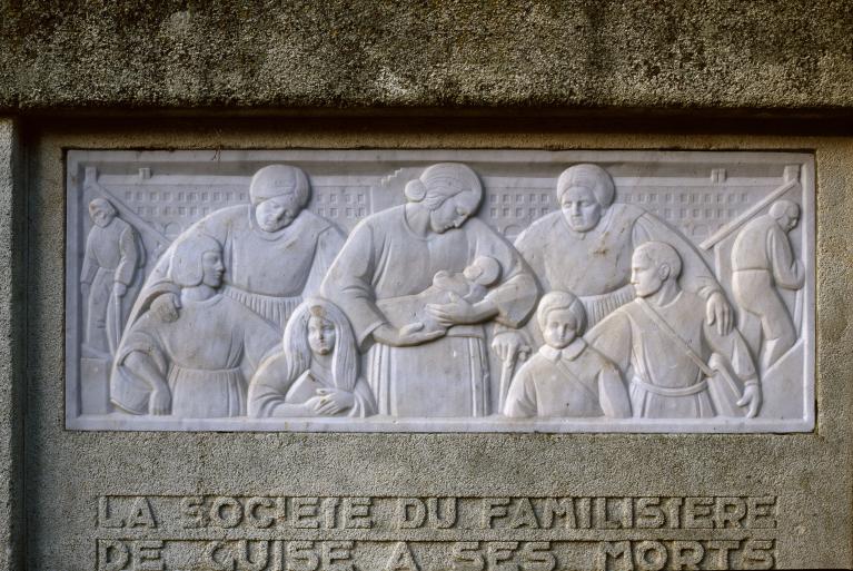 Ensemble de 2 bas-reliefs du monument aux morts de la Société du Familistère : la Famille et le Travail