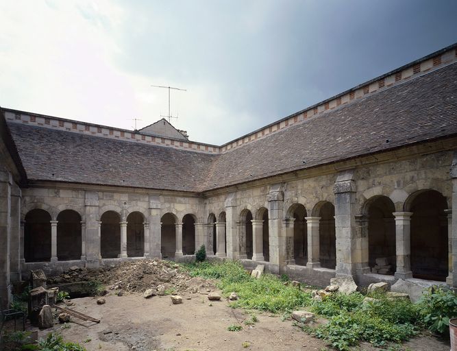 L'architecture religieuse et hospitalière de la commune de Noyon
