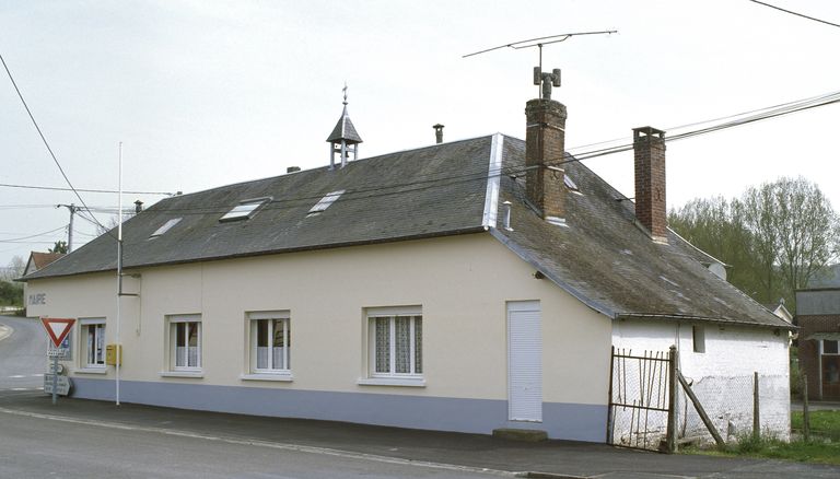 Ancienne mairie et école de Vauchelles-lès-Domart, actuellement mairie et logement