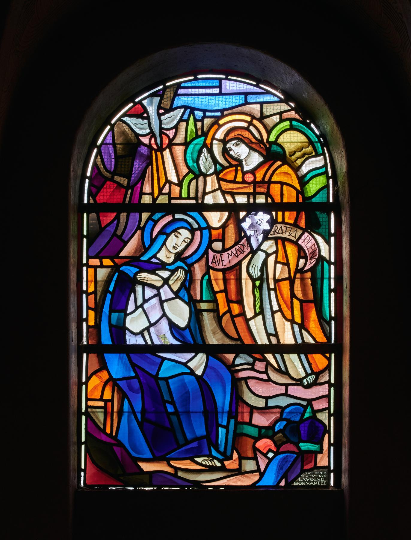 Ensemble de deux verrières des chapelles latérales : Annonciation et La révélation du Sacré-Cœur de Jésus à sainte Marguerite-Marie Alacoque