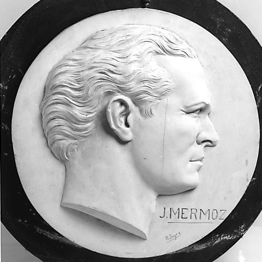 Bas-relief : buste de Jean Mermoz