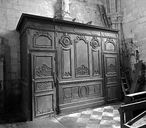 Lambris de demi-revêtement et tambour de porte