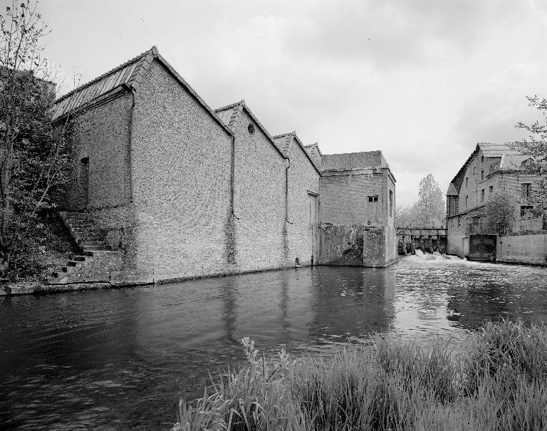 Ancien moulin à farine et ancienne usine textile, devenus entrepôt agricole