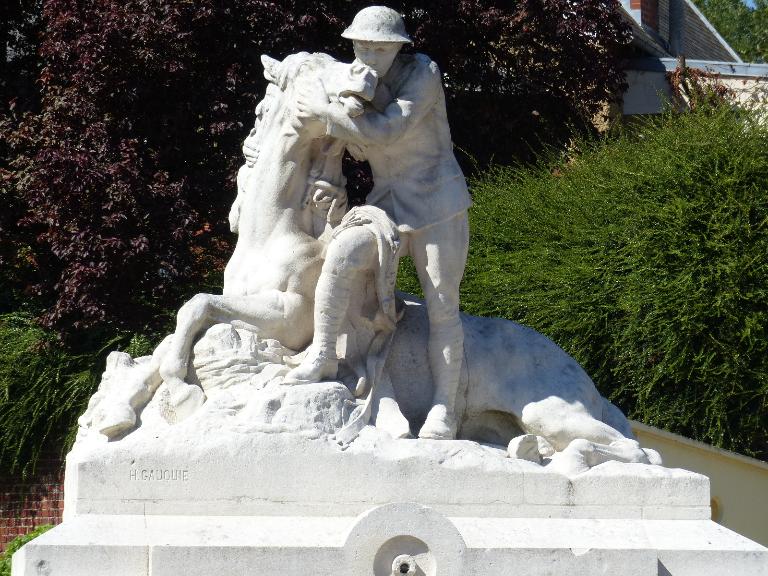 Monument aux morts de la 58e division britannique à Chipilly (soldat britannique et son cheval blessé)