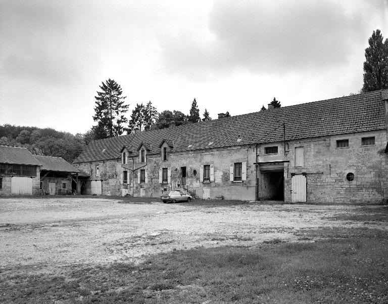 L'ancien château de Puiseux-en-Retz (vestiges), actuellement ferme, maisons, mairie-école