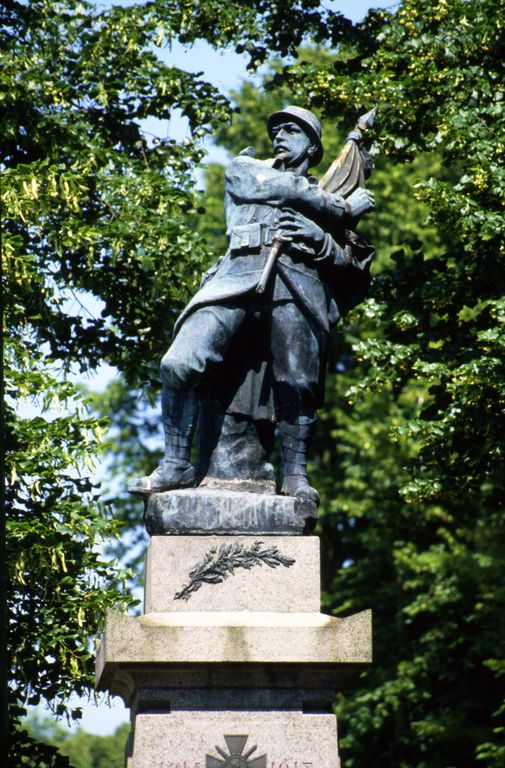 Statue (figure colossale) : Soldat au drapeau