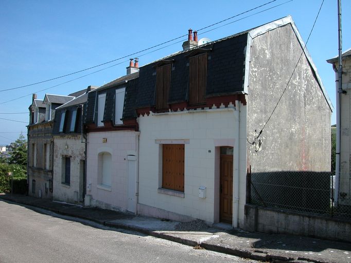 Ensemble de 3 maisons en série (dont Villa Nelly et Villa André)