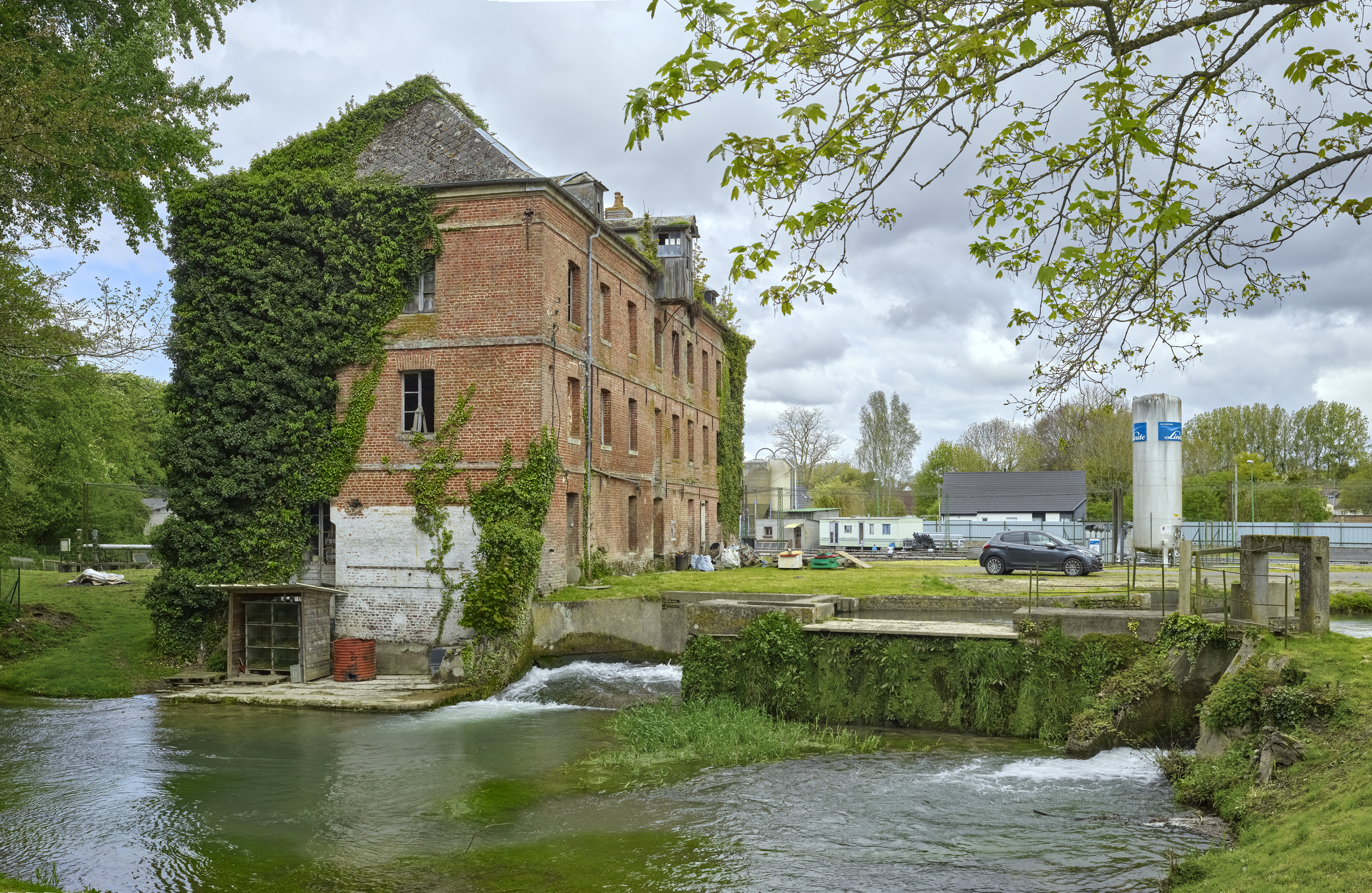 Ancien moulin à huile Heuzé, puis minoterie Butler, puis usine frigorifique Poidevin, actuellement pisciculture