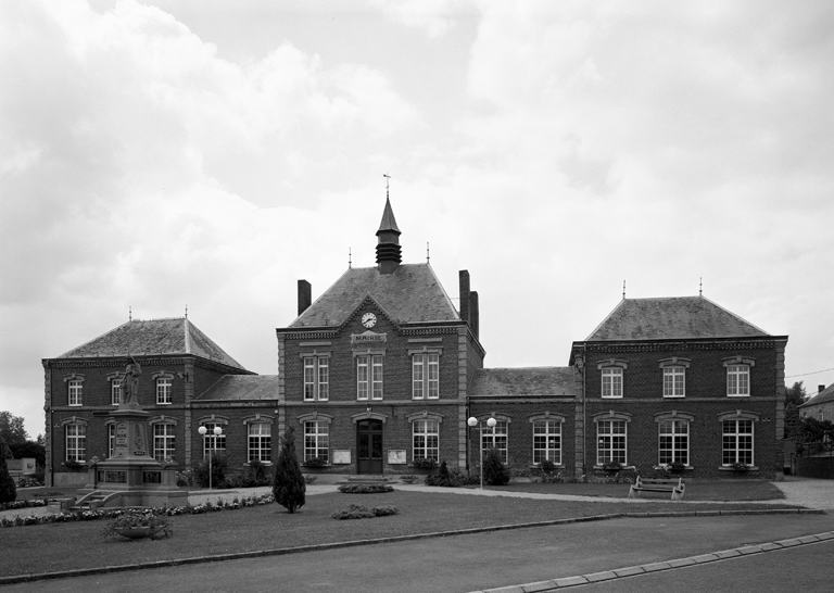 Mairie et école primaire de Boué