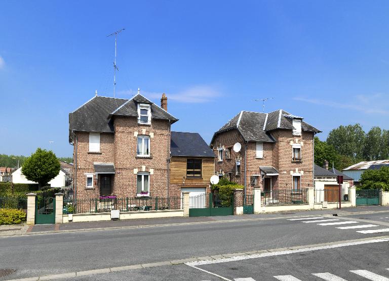 Ensemble de deux anciennes maisons d'ingénieur de l'usine de construction mécanique Maguin