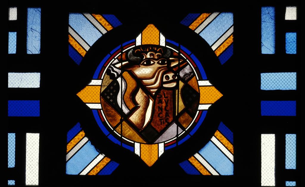 Ensemble des six verrières figurées décoratives de la nef : les quatre symboles évangéliques, saint Pierre et saint Paul
