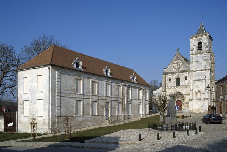 Vue de l'ancien logis abbatial et de l'église depuis la place.