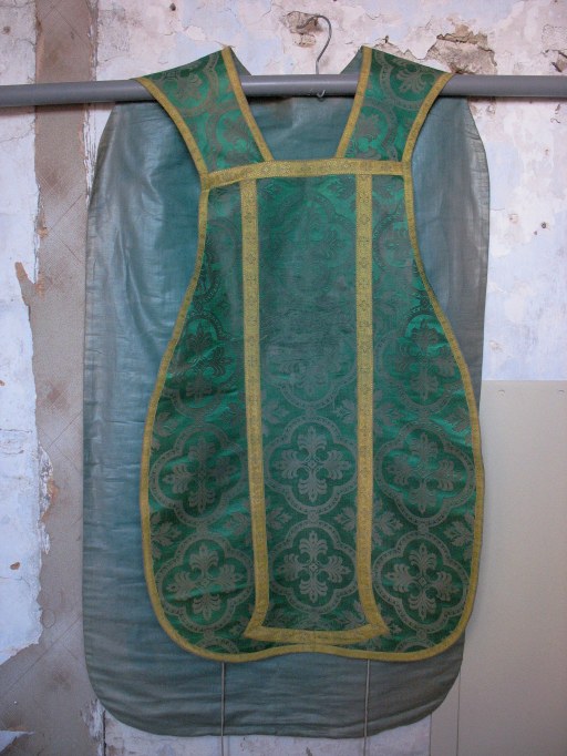 Ensemble : chasuble, manipule, voile de calice (ornement vert)