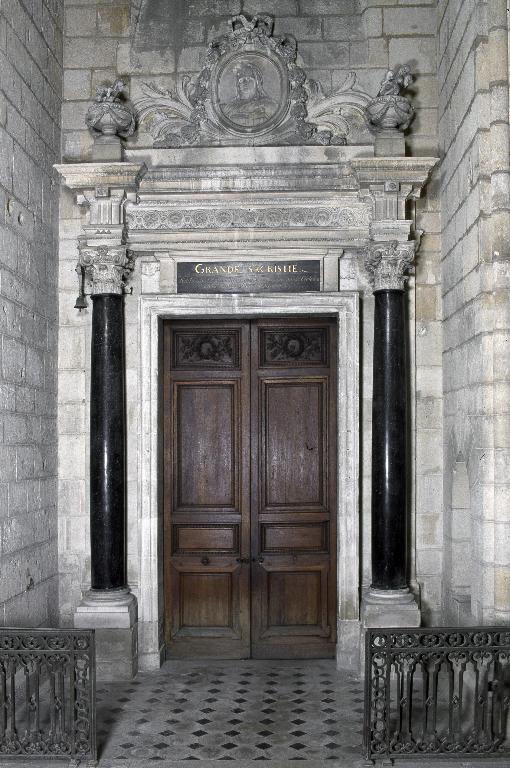 Porte de la grande sacristie (décor d'architecture)