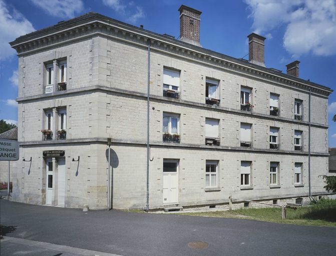 Vue de l'immeuble des logements ouvriers et de l'Economat des carriers.