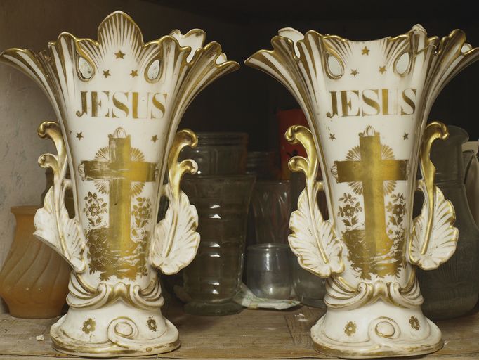 Ensemble de deux vases d'autel
