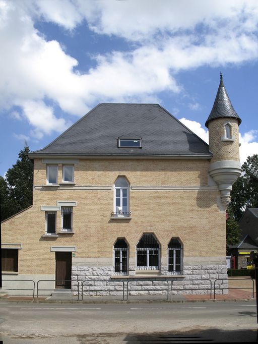 Ancienne école primaire de garçons et mairie de Saint-Léger-lès-Domart, devenue mairie et poste, puis mairie, poste et dispensaire, actuellement mairie