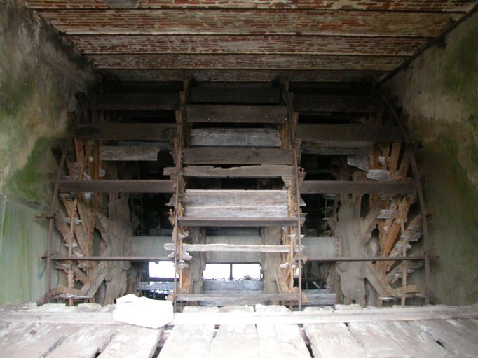 Ancien moulin à foulon et moulin à huile Ducarroy, puis moulin à farine Adam, devenu minoterie et usine de tabletterie Lanquepin, puis minoterie Mahieu, puis Coopérative agricole de Rochy-Condé