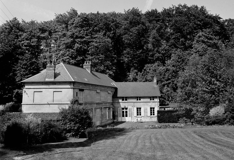 Ancienne sucrerie de betteraves et distillerie Pluchard Dumont et Cie, puis Desmarest Frères, puis Ducharron Louis, puis Rollot et Moreau, puis SA Sucrerie et Distillerie de Pierrefonds (vestiges)