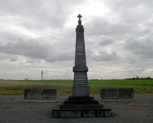 Monument aux morts de la Guerre de 1870, monument à la mémoire des anciens combattants du 56e R.I. (juin 1940) et monument à la mémoire des combattants de la 7e division d'infanterie coloniale (1939-1946) à Dury