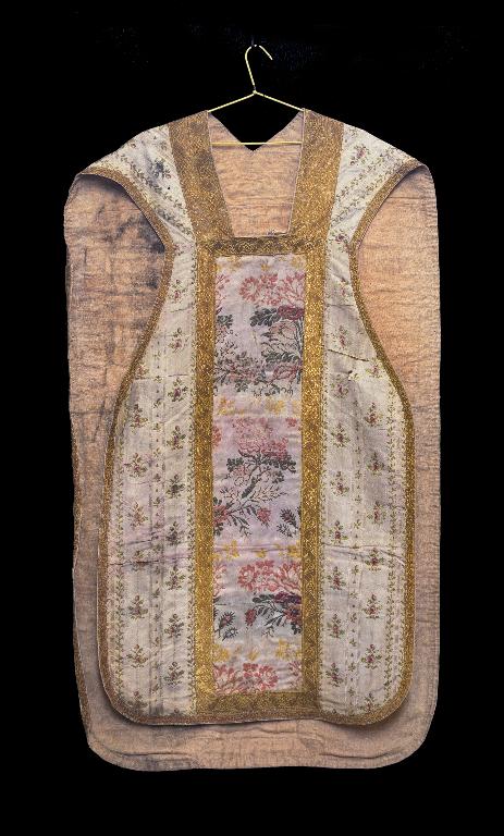 Chasuble, étole, manipule, voile de calice (ornement blanc)