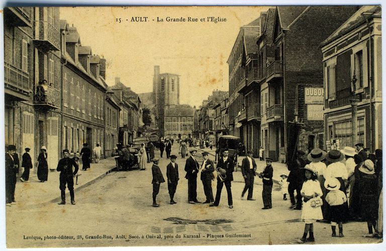 La Grande-Rue, carte postale, début 20e siècle (coll. part.).