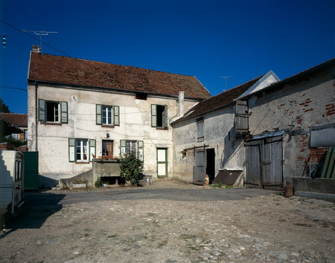 Vue d'ensemble depuis la cour.