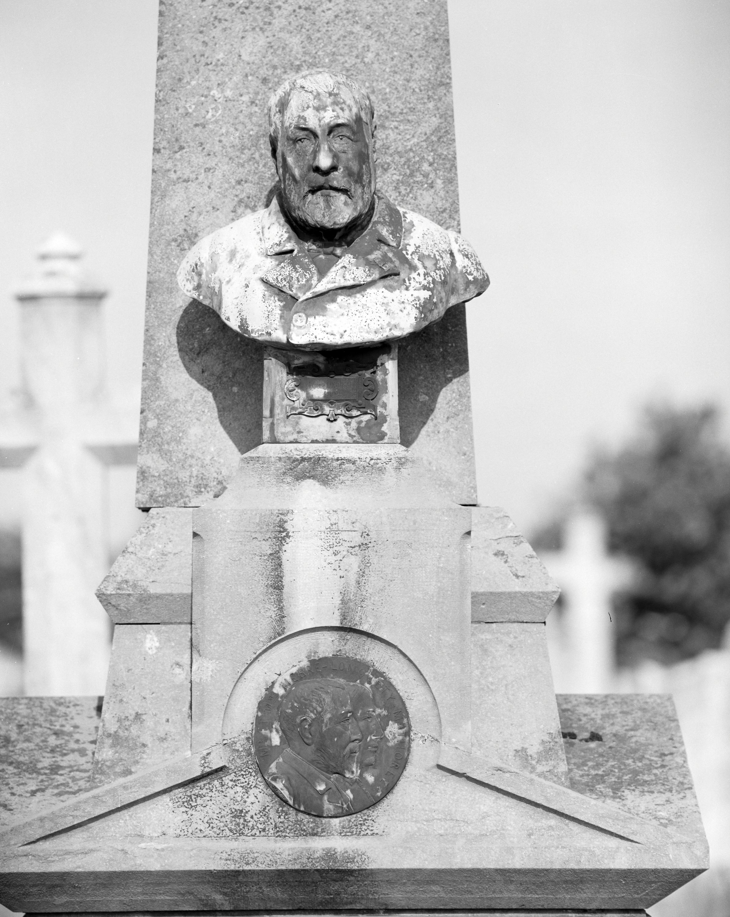 Ensemble de deux tombeaux: la famille Lonquéty-Mathorez, et Henry Meiville-Merridew