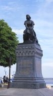 La statue de Jeanne d'Arc, signée Athanase Fossé, sur le square, inaugurée le 28 août 1881.