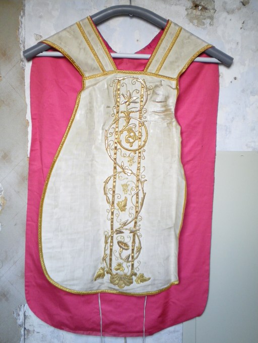 Ensemble : chasuble, étole, manipule, voile de calice (ornement blanc, avec décor Vierge)