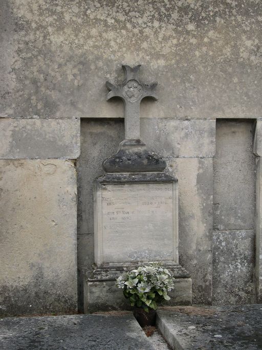 Enclos funéraire des congrégations du Sacré Coeur de Jésus et de Marie, dames de Louvencourt, du patronage Saint-Joseph et des Soeurs de Jésus Rédempteur