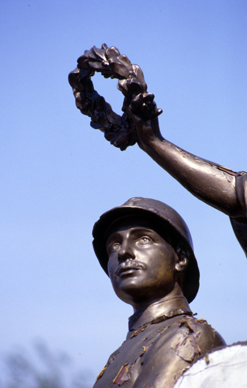 Groupe sculpté (grandeur nature) : Allégorie féminine et soldat