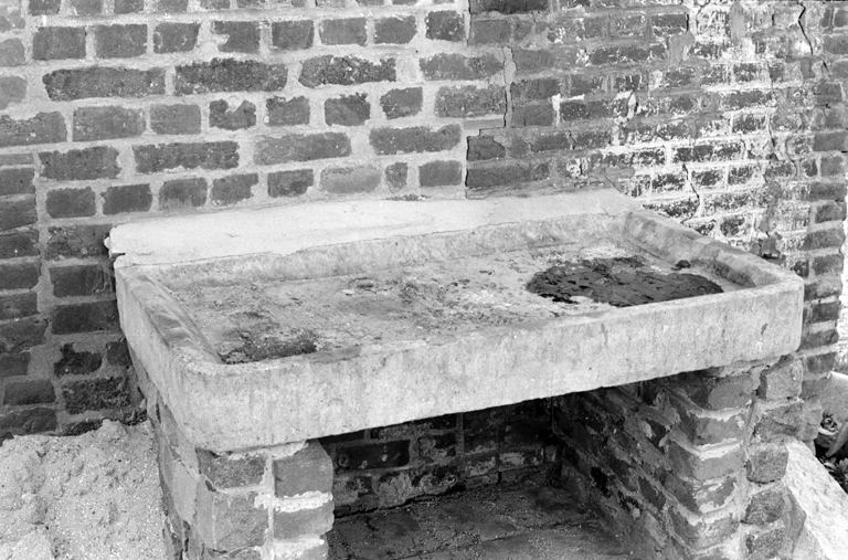 Vue de l'évier en pierre bleue, qui se trouvait à l'origine dans la cuisine  du logis. (Ancienne ferme) - Inventaire Général du Patrimoine Culturel