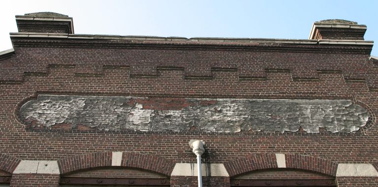 Ancienne fonderie de zinc Allary, puis usine de serrurerie (usine de coffres-forts) Fichet, puis garage de réparation automobile, puis dépôt d'autobus, puis entrepôt commercial