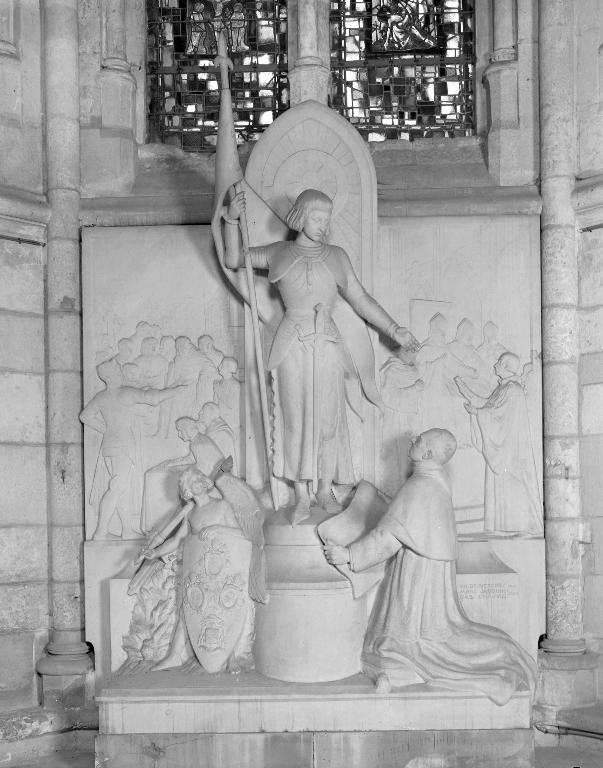 Monument commémoratif : Sainte Jeanne d'Arc et l'évêque de Beauvais