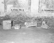 Ensemble de fragments lapidaires (clef d'arc, arc, niche, cinq gargouilles, trois modillons, élément d'architecture, portail, réseau de baie, six chapiteaux)